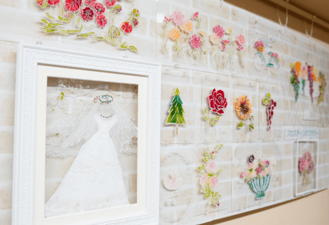 フロスティングフラワーやステンドフラワーの作品が飾られている写真