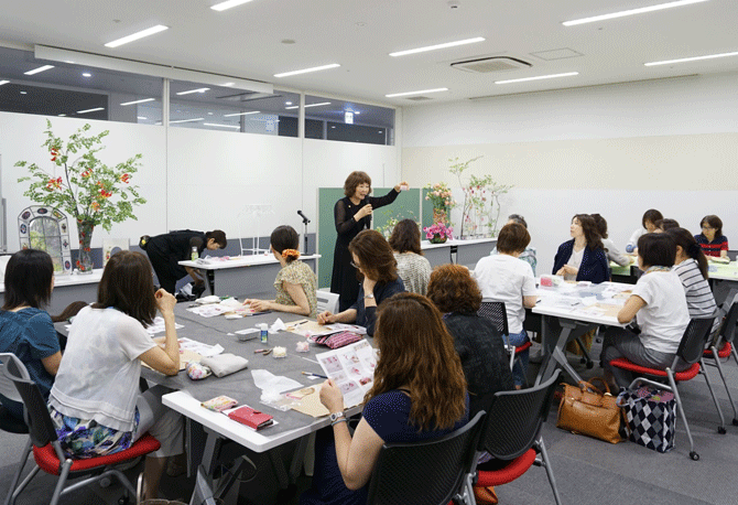 フロスティングフラワーの作品が飾られている写真