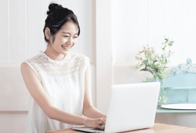 パソコンの前で学習する女性